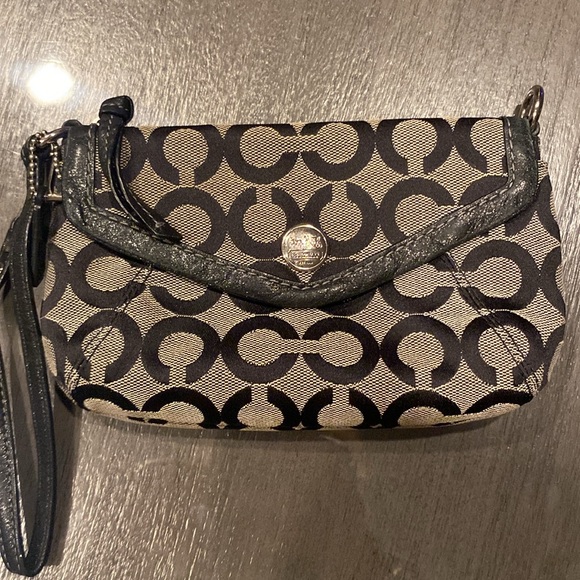 SOLD Coach super cute wristlet 🖤🖤like new 🖤🖤 Color block adorable little bag- - Picture 14 of 15